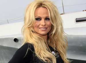 PAMELA ANDERSON OSTALA BEZ KOSE! Žena zbog koje su nekada uzdisali muškarci širom sveta doživela potpuno transformaciju - pojavila se na jednom događaju i sad svi pričaju i o njenoj visini!