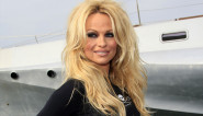 PAMELA ANDERSON OSTALA BEZ KOSE! Žena zbog koje su nekada uzdisali muškarci širom sveta doživela potpuno transformaciju - pojavila se na jednom događaju i sad svi pričaju i o njenoj visini!