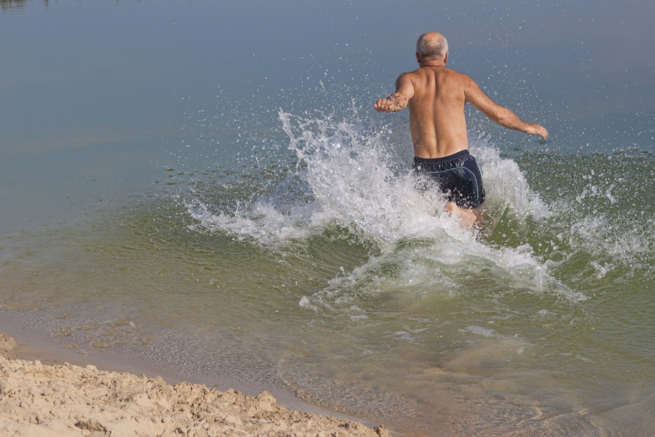UŠAO JE U JEZERO DA SE RASHLADI, A ONDA OSETIO DA MU SE NEŠTO UVIJA OKO NOGU: Potopio je ruke - usledio je jeziv krik! (VIDEO)