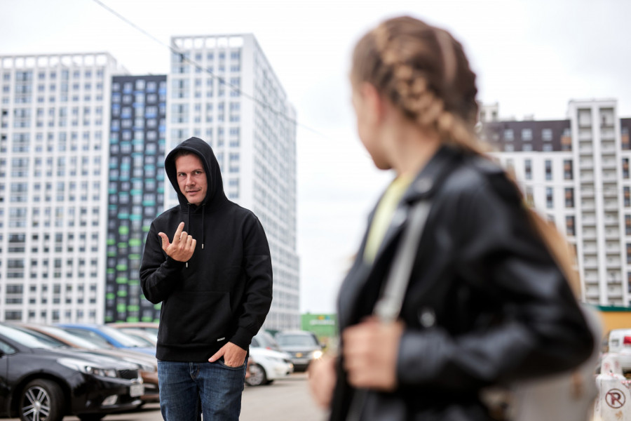 MUŠKARAC JE PRATIO DVE DEVOJČICE U NAMERI DA IH OTME: Bežale su, ali ih je stigao kad se umešala prolaznica - odmah je znala da nešto nije u redu! (VIDEO)