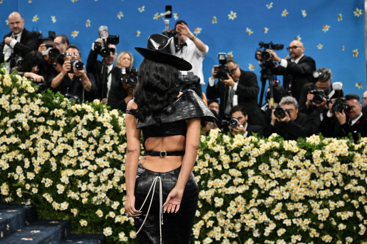 SA PRVE MET GALE JE OTIŠLA PLAČUĆI, sada VIČE i BAHATI se: Kim Kardašijan umalo nije  pred svima poljubila pod, pa se istresla na njemu (VIDEO)