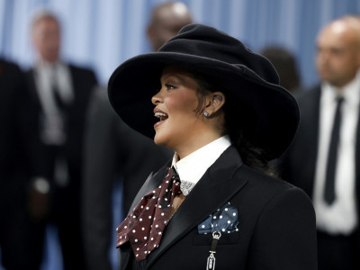 Nasmejana Rijana pozira