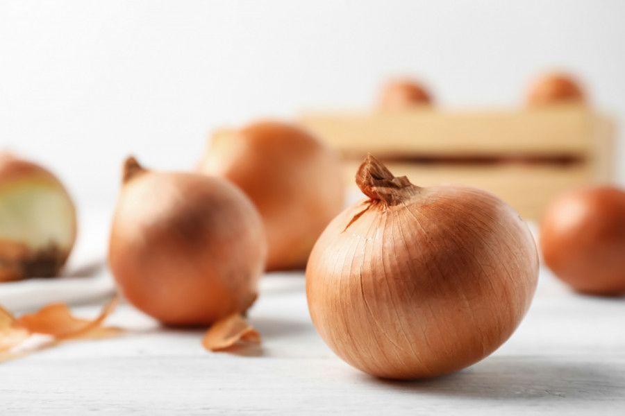JEDNA GRUPA LJUDI NE SME NI DA POMIRIŠE CRNI LUK, A NE DA GA JEDE: Za njih može da bude izuzetno opasan!