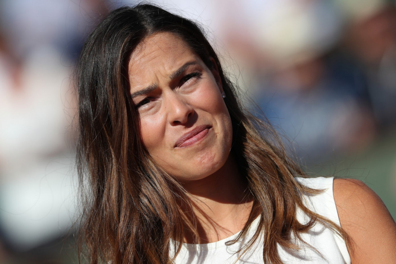 OVE SLIKE ANE IVANOVIĆ OTKRIVAJU SVE - POSLALA PORUKU ŠVAJNŠTAJGERU! U prvom planu ruka bebe, ljudi u suzama, gledaju i pitaju se: Šta se to dogodilo?! (FOTO)