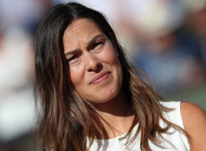 OVE SLIKE ANE IVANOVIĆ OTKRIVAJU SVE - POSLALA PORUKU ŠVAJNŠTAJGERU! U prvom planu ruka bebe, ljudi u suzama, gledaju i pitaju se: Šta se to dogodilo?! (FOTO)