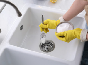 NE ČEKAJTE DA PADNETE U NESVEST OD SMRADA IZ ODVODA: Moćna mešavina rešava problem za 30 MINUTA!