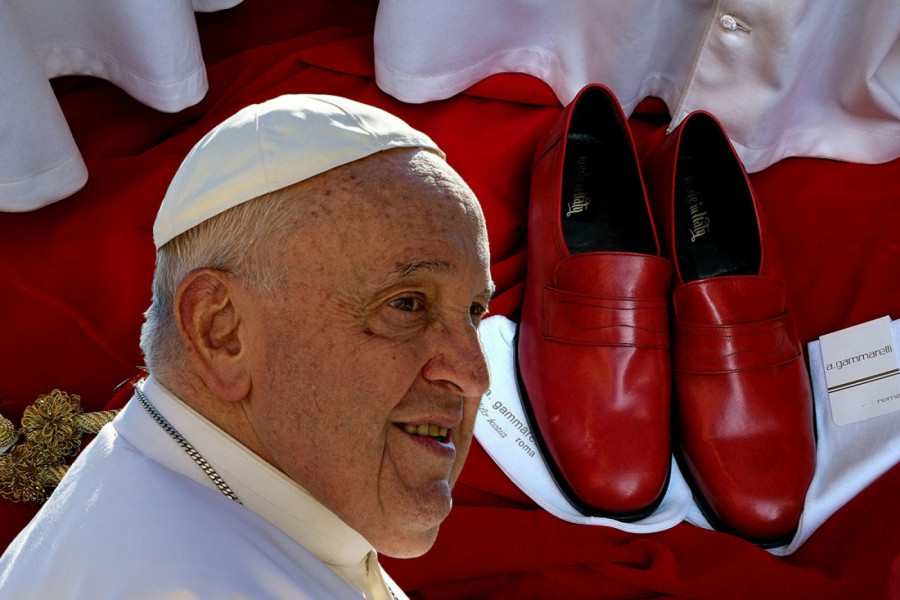 SVE PAPE NOSE SAMO CRVENE CIPELE, ali pokojni Franja za to pravilo nije hteo ni da čuje zbog onoga što simbolizuju! Da bi udario kontru obuvao je samo ovo!