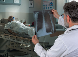 AKO SIMPTOM KOJI NIKAD NE BISTE POVEZALI S RAKOM PLUĆA TRAJE DUŽE OD 15 DANA, HITNO KOD LEKARA! Pogoršava se ujutru i može biti znak pritiska tumora na GRKLJAN!