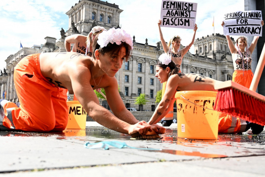 Žene poslale snažnu poruku - U srcu Berlina je u organizaciji pokreta Femen održan protest s nazivom "Prolećno čišćenje za demokratiju".