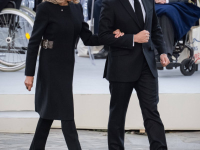 Ponosno, odvažno i samouvereno, uvek ide ruku pod ruku sa svojim mužem  