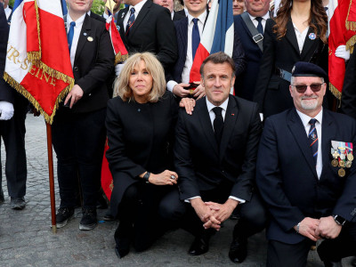 Makronova se ne usteže da pokaže i da je potpuno opuštena i prirodna, pa je tako čučnula za fotografisanje 