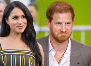 PONOVO CEO SVET PRIČA O HARIJU I MEGAN I ŠTA SU RADILI NA KONCERTU - PRED SVIMA! Razmenjivali nežnosti, a onda su svi primetili poruku na njegovom ŠEŠIRU! (FOTO)