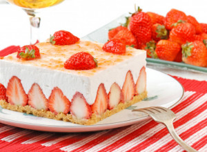 NAJJEDNOSTAVNIJI KOLAČ SA JAGODAMA I KORICOM OD GRIZA - nećete se zaustaviti na jednom parčetu! Brzo i bez pečenja, a dobićete poslasticu za celu porodicu