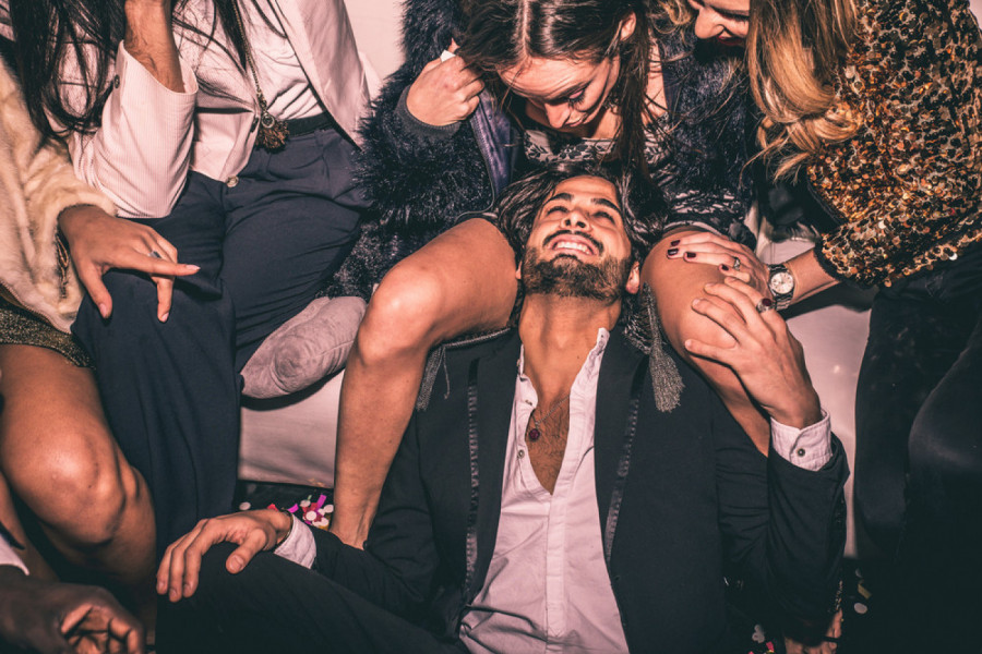 OTIŠLA SAM NA ŽURKU ZA ODRASLE: U sobama su se ređali na gomili, a onda sam videla KO JE TAMO - novi šok usledio je sutradan, tu scenu ne mogu da izbacim iz glave!