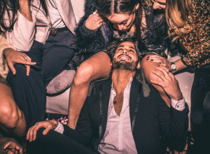 OTIŠLA SAM NA ŽURKU ZA ODRASLE: U sobama su se ređali na gomili, a onda sam videla KO JE TAMO - novi šok usledio je sutradan, tu scenu ne mogu da izbacim iz glave!