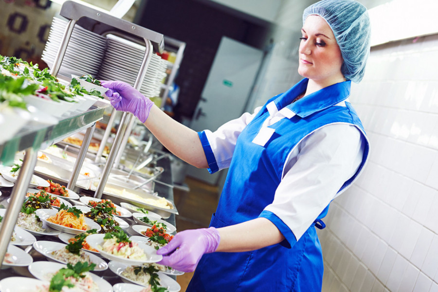 ŠKOLSKA KUVARICA ZAVELA MALOLETNIKA - kada je policija otkrila gde su imali odnose i šta je radila posle, nikome nije bilo dobro!