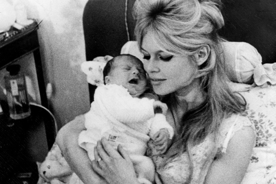 SINA NAZVALA TUMOROM KOJI JE JEDE, TVRDI DA BI SREĆNIJA BILA DA JE RODILA PSA: Ovu glumicu zovu najgorom majkom, evo kako joj se osvetio