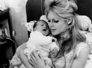 SINA NAZVALA TUMOROM KOJI JE JEDE, TVRDI DA BI SREĆNIJA BILA DA JE RODILA PSA: Ovu glumicu zovu najgorom majkom, evo kako joj se osvetio