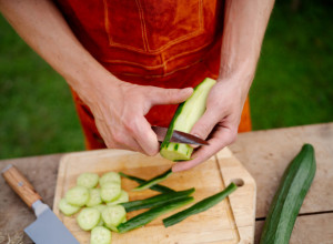 KAKO DA UBIJETE GORČINU IZ KRASTAVCA, NIKAD NEMOJTE DA GA JEDETE DOK NE URADITE OVO: Provereni načini za vraćanje svežine povrća