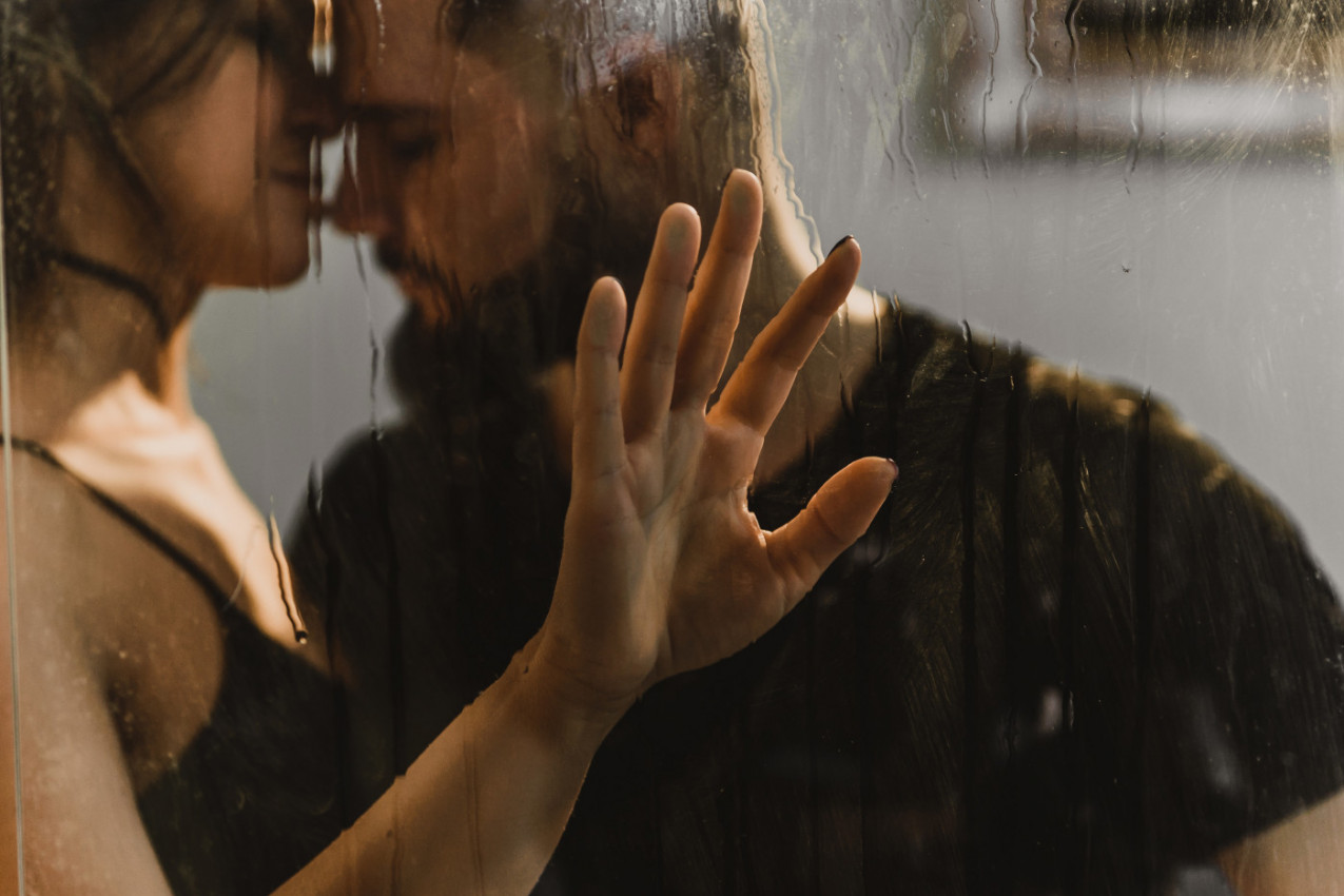 POSLE RASKIDA ŽELELA SAM SAMO NEOBAVEZNE ODNOSE: Uživala sam u intimnosti pod tušem sa novim likom, dok on nije pogledao dole - želudac mi se okrenuo!