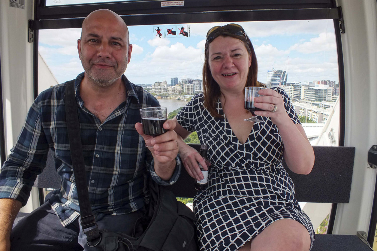 PATILA JE JER JOJ JE UMRO MUŽ, A ONDA ODLUČILA DA VODI LJUBAV SA DRUGOM ŽENOM: Sada tvrdi da im se još neko priključio i usred akcije rekao nešto ZAPANJUJUĆE!