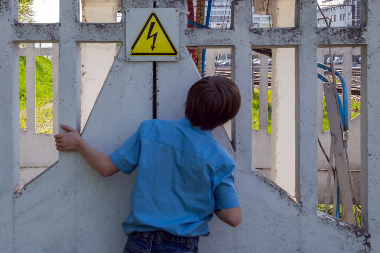 DEČAK JE PUŠTAO ZMAJA, A ONDA GA JE UDARILA STRUJA JAČINE 25.000 VOLTI! Kada su spasioci stigli na mesto nesreće, nisu mogli da veruju šta vide - PLAKALI SU SVI REDOM! (FOTO)