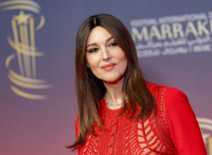 JEDNA OD NAJLEPŠIH ŽENA SVETA POKAZALA GRUDI - bretele se spustile, svima popadale vilice! Ovaj prizor nema ko nije jedva dočekao! (FOTO)