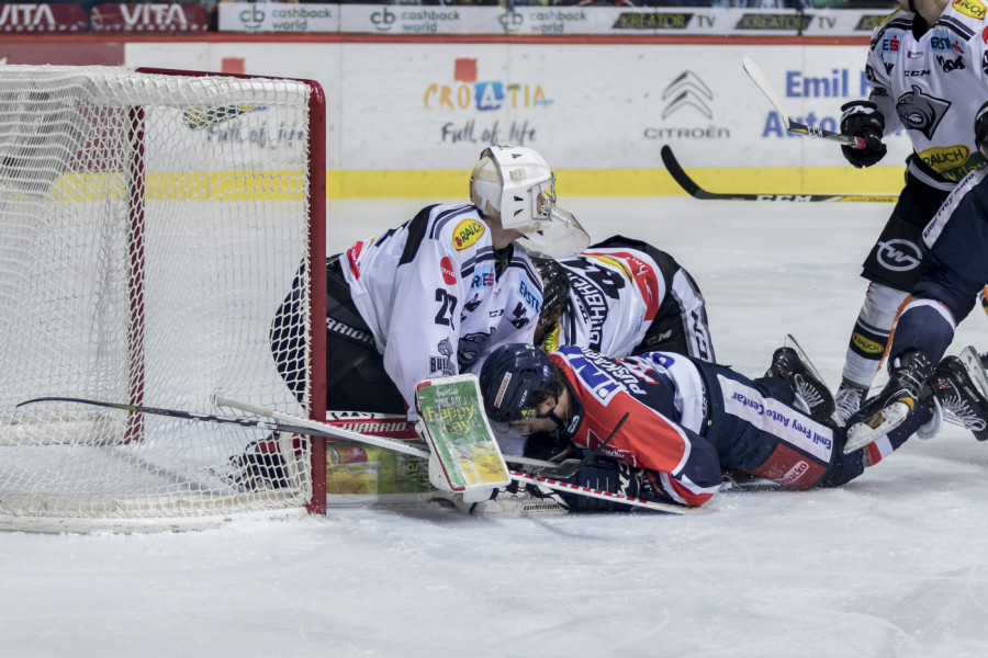 HOKEJAŠ JE USRED UTAKMICE PAO I UMRO - oživljavali su ga punih 16 minuta! A kada su u bolnici otkrili šta ima oko SRCA viknuli su od šoka: Ovo je Božje! (VIDEO)