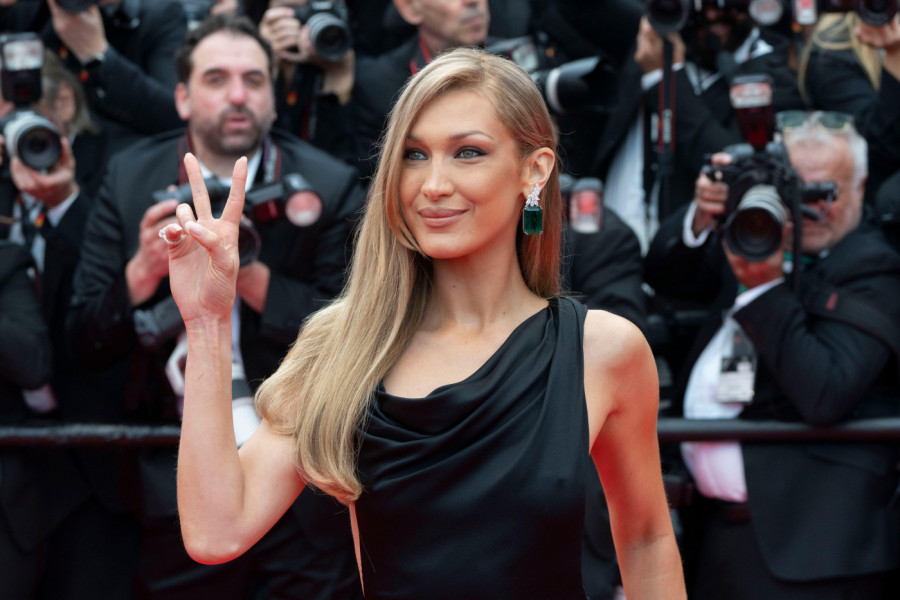 ČUVENA MANEKENKA ZAOBIŠLA PROTOKL I POJAVILA SE BEZ DONJEG VEŠA USRED KANSKOG FESTIVALA: Prošetala smaragde od 118,68 karata, od samog pogleda na nju "bole oči"! (FOTO)