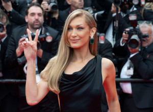 ČUVENA MANEKENKA ZAOBIŠLA PROTOKL I POJAVILA SE BEZ DONJEG VEŠA USRED KANSKOG FESTIVALA: Prošetala smaragde od 118,68 karata, od samog pogleda na nju "bole oči"! (FOTO)