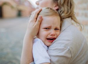 DEVOJČICA JE BILA SLEPA OD ROĐENJA I NIJE BILO MNOGO NADE: Operisali su je, a kada su joj skinuli zavoj s očiju... Ovo je snimak uz koji je plakao ceo svet! (VIDEO)