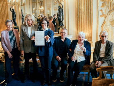 Pantalone joj stoje kao salivene 