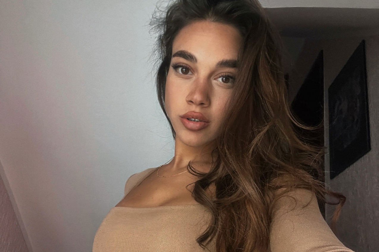 NEDA BRANI DOKTORSKU DISERTACIJU NA INSTITUTU ZA NUKLEARNE NAUKE, a zbog njenih vrelih fotografija svi se raspamete! Žari i pali u minijaturnom kupaćem! (FOTO)