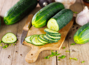 TIKTOKOM SE ŠIRI TREND KOJI JE MNOGE ZBUNIO - žene masovno koriste krastavac za podmazivanje tiganja! Bićete u šoku kada vidite u čemu navodno pomaže! (VIDEO)