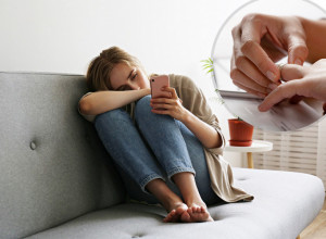 ŽENA JE PITALA VEŠTAČKU INTELIGENCIJU DA LI JE MUŽ VARA: Zbog odgovora je vrisnula od šoka i odmah tražila RAZVOD - otkrivena velika tajna!