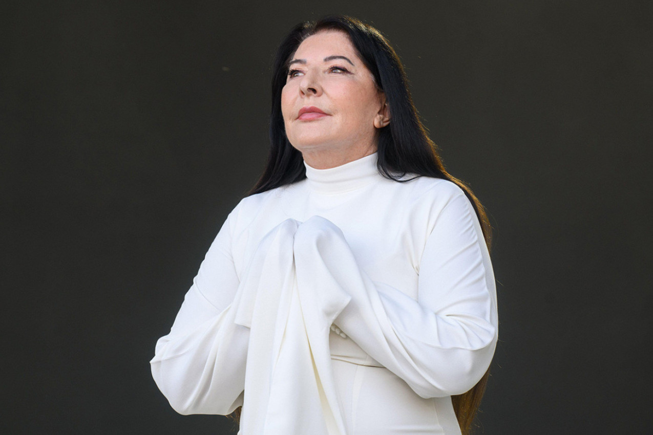 SRPSKA UMETNICA DOŽIVELA 9 VRHUNACA TOKOM NASTUPA U JAVNOSTI: Dozvolila je ljudima da joj rade šta žele - na sto je iznela 72 predmeta i prepustila se!