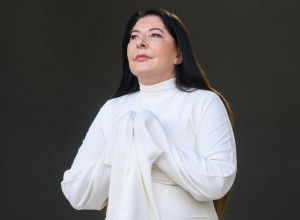 SRPSKA UMETNICA DOŽIVELA 9 VRHUNACA TOKOM NASTUPA U JAVNOSTI: Dozvolila je ljudima da joj rade šta žele - na sto je iznela 72 predmeta i prepustila se!