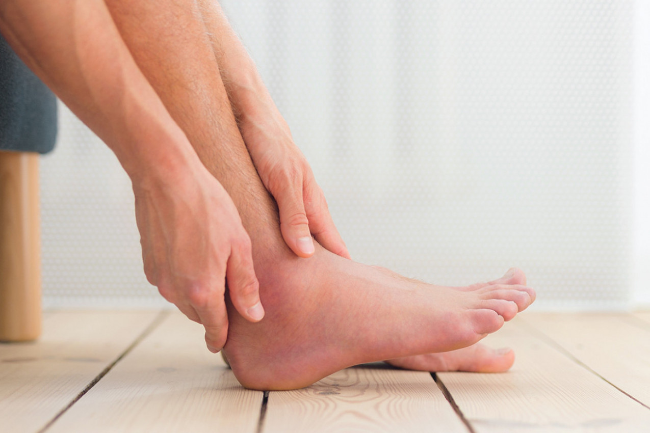 OVO SU SIMPTOMI NAGOMILAVANJA VODE U TELU - JEDAN SE POSEBNO POGORŠAVA PREDVEČE! 6 načina da je potpuno prirodno u trenu izbacite iz tela!