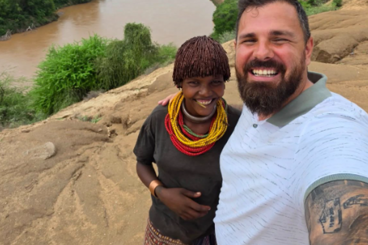 OBJAVIO JE SLIKU ČOVEKA KAKO SEDI NA KLUPI OKRUŽEN GOLUBOVIMA: Ubrzo je primio misteriozni poziv i čuo uznemirujuću priču - da li je moguće da je to ON? (FOTO)