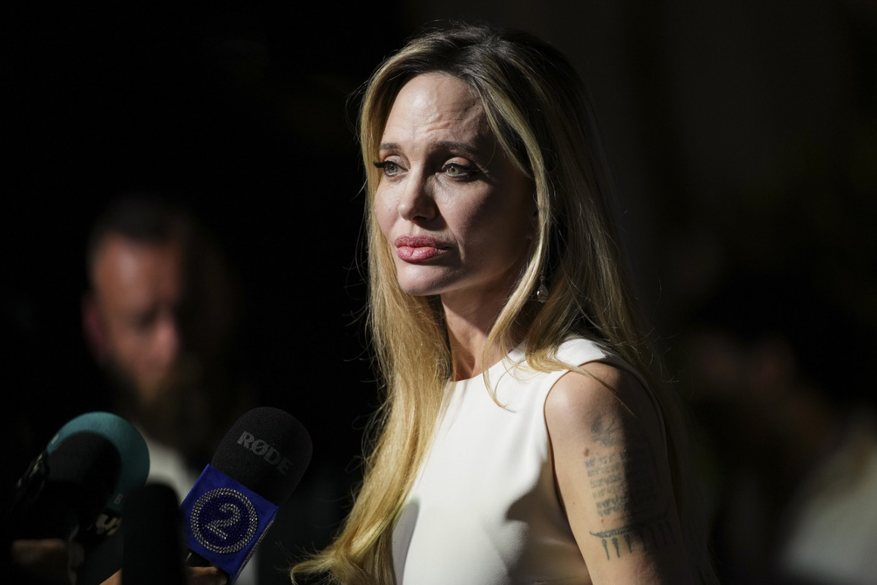 CEO SVET JE GLEDAO U ANĐELINU DŽOLI! GLumica se u Kanu prvi put pojavila posle 14 godina - i to u 2 haljine! (FOTO)