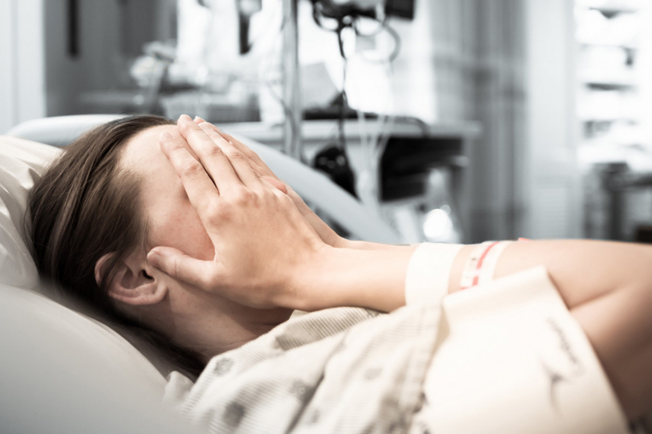 IMALA JE SAMO 27 GODINA I POSLE TROJE DECE SAZNALA DA JE PONOVO TRUDNA: Došla je u kliniku da abortira i gušila se u suzama - a onda joj je prišao ON i ugledala je tu fotografiju...