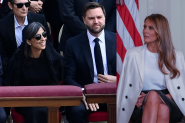MELANIJA OVO NIKADA NE BI OBULA - svi pričaju o stajlingu druge dame Amerike na inauguraciji pape Lava XIV! Da li je ovo dostojno Vatikana? (FOTO)