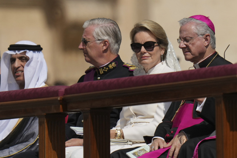 KRALJICA NEPRIMERENO OBUČENA USRED VATIKANA - SVI JE U ŠOKU GLEDALI: Opako prekršila 3 pravila oblačenja na inauguraciji pape, ovo izdanje dugo će se pamtiti!i