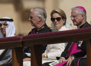 KRALJICA NEPRIMERENO OBUČENA USRED VATIKANA - SVI JE U ŠOKU GLEDALI: Opako prekršila 3 pravila oblačenja na inauguraciji pape, ovo izdanje dugo će se pamtiti!i