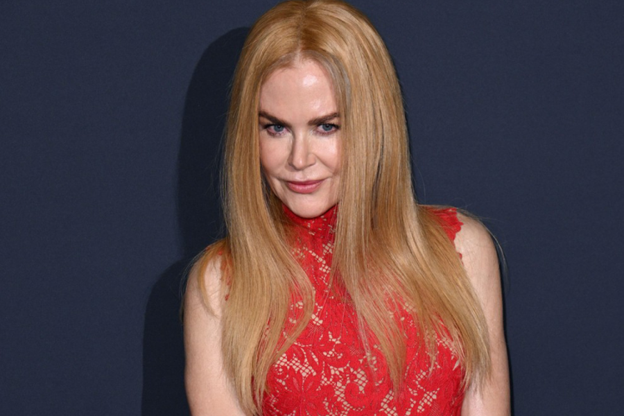 NIKOL KIDMAN DOŽIVELA EPSKI PEH NA CRVENOM TEPIHU - sklonio se pramen kose, a ono što je izvirilo, sve je prenerazilo! Ljudi se u neverici pitaju šta će joj to?! (FOTO)