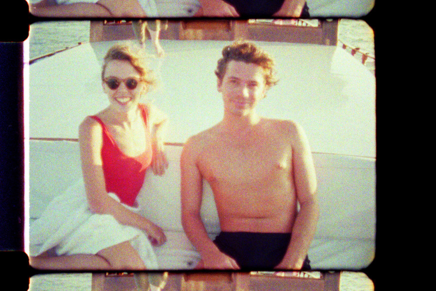 KAD JE SMOGLA SNAGE I OSTAVILA ŽIVOTNU LJUBAV, ON JE IZVRŠIO SAMOUBISTVO: Ovo je jedino što joj je teže palo i od njegove smrti! (FOTO)