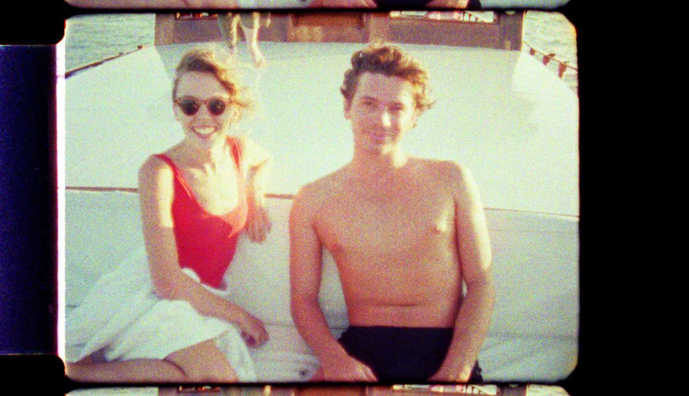 KAD JE SMOGLA SNAGE I OSTAVILA ŽIVOTNU LJUBAV, ON JE IZVRŠIO SAMOUBISTVO: Ovo je jedino što joj je teže palo i od njegove smrti! (FOTO)