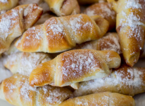 KIFLICE SA VIŠNJAMA SU SAN SNOVA - ovaj recept ćete obožavati! Hrskave spolja, a unutra se tope