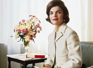 DŽEKI KENEDI - NAJMOĆNIJA ŽENA IZ SENKE: Čitavog života nije menjala ovu naviku u šminkanju, a kosu je negovala uz jedan trik!