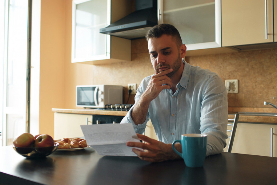 MAJKA GA JE DOČEKALA NA AERODROMU I ČVRSTO ZAGRLILA, PA JE POBESNEO! Kada se vratio sledeći put, nije bilo nikog - stan je bio prazan, na stolu je stajalo pismo...